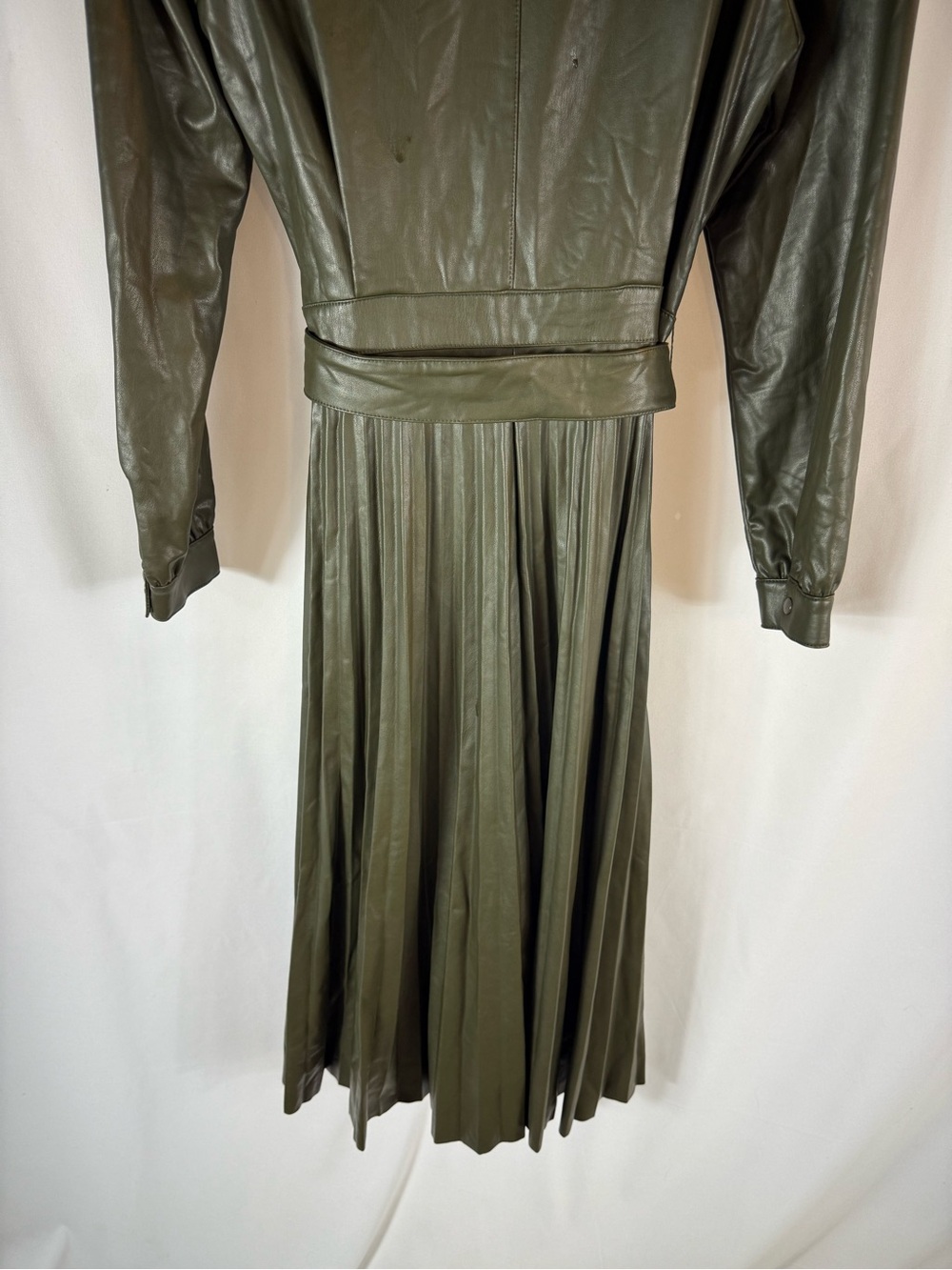Faux Leather Pleated MIDI Dress
Olive Green Chic Small - Picture 17 of 17